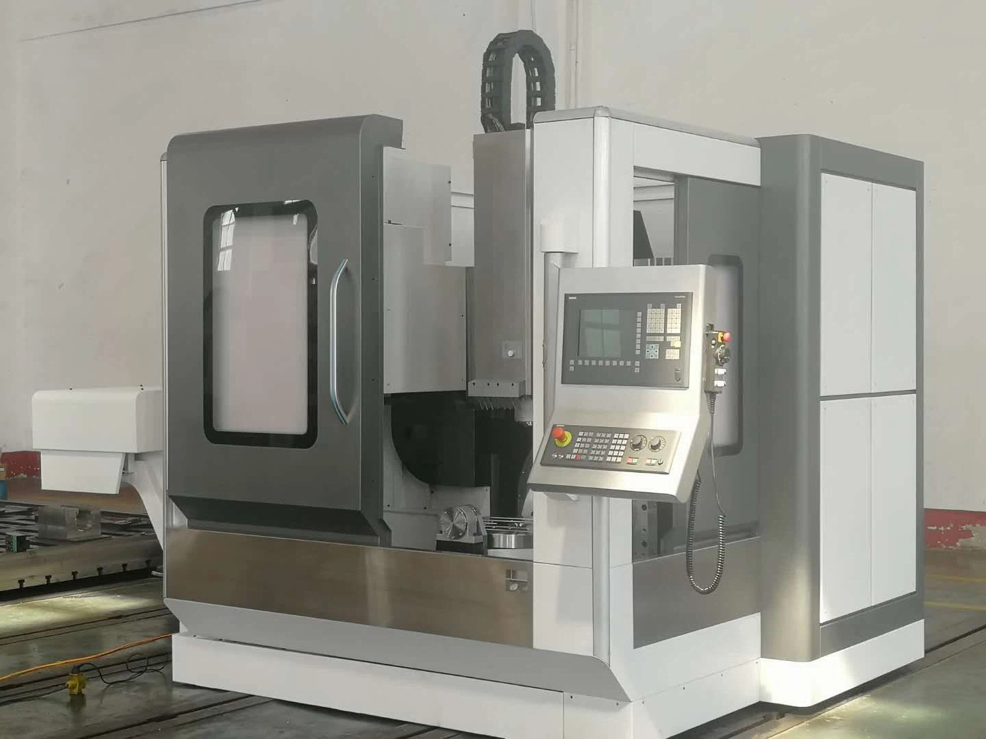 Machining centre (5-axis control) Table 600×700, 120 tools, 18,000 min-¹